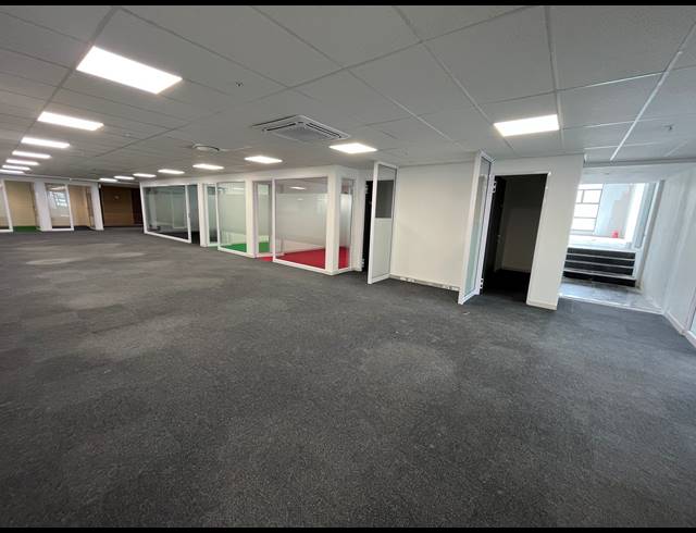 1,030M² BUSINESS TO LET IN WOODSTOCK